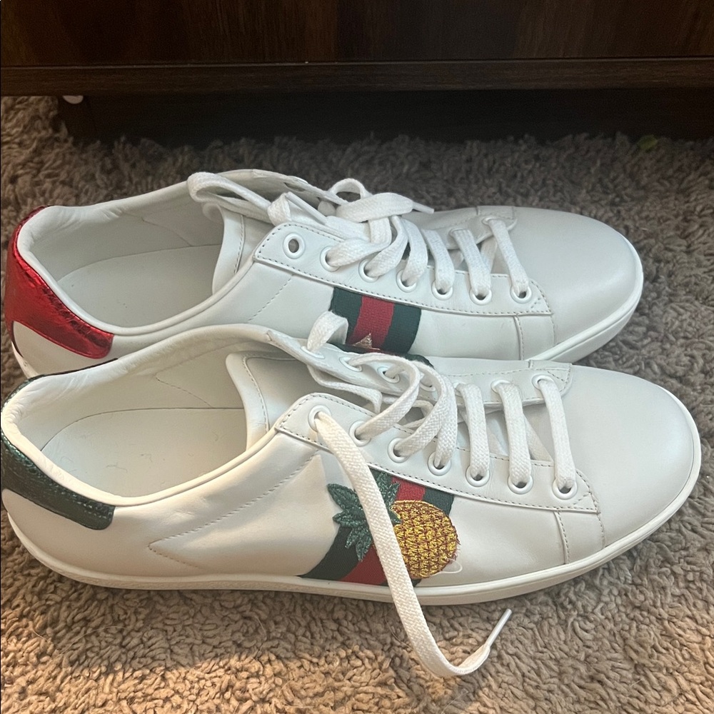 Gucci embroidered White leather Sneakers